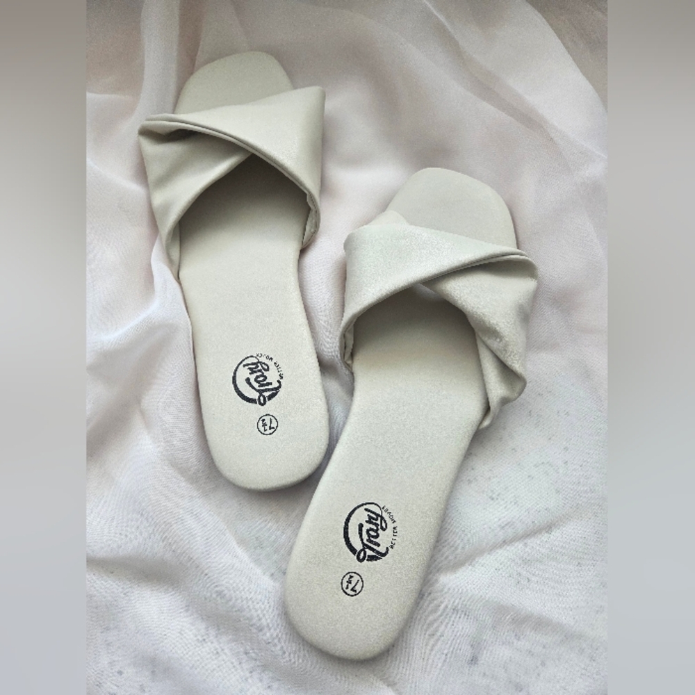 Trary Flat Sandals - Beige